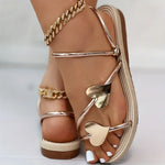 Elegante Sandalen mit Herz-Applikationen und Metallriemen