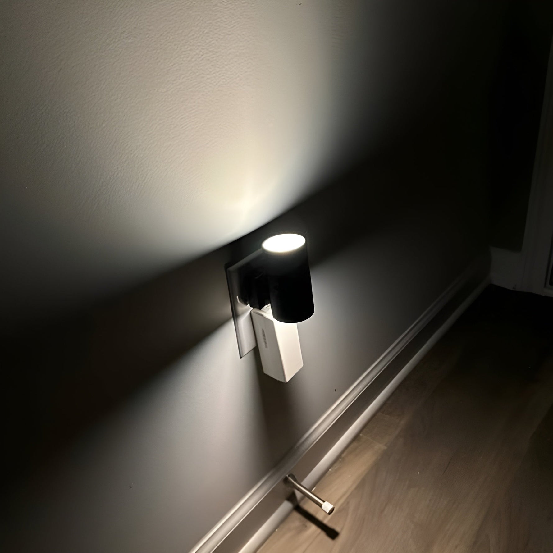 Verstellbare LED Nachtleuchte mit Drehschalter – Warmweißes Licht