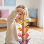 Holzturm mit Regenbogen-Murmeln im Montessori-Stil