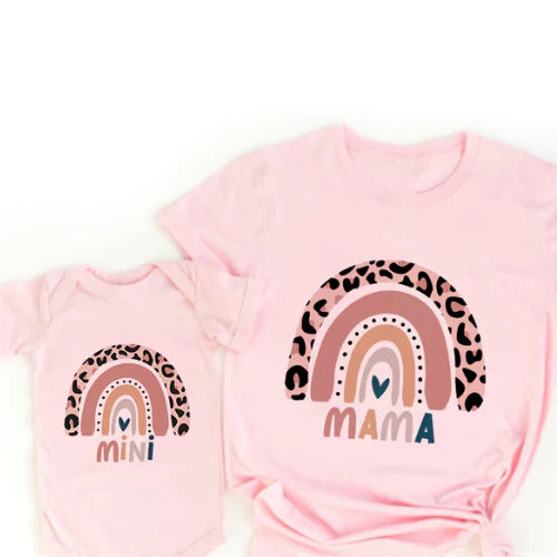 Passendes T-Shirt und Strampler im Regenbogen-Design für Mama und Tochter