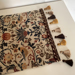Rustikaler Tischläufer mit floralen und tierischen Motiven