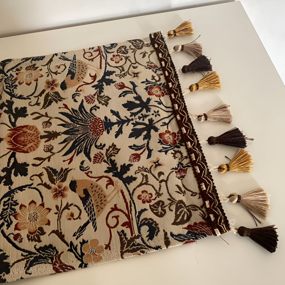 Rustikaler Tischläufer mit floralen und tierischen Motiven