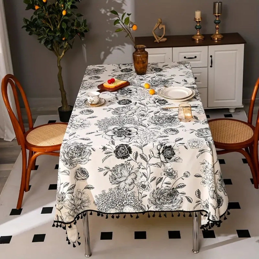 Elegante schwarze Tischdecke mit floralen Quasten für jeden Anlass