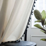 Beige Vorhang aus Baumwoll-Leinen mit schwarzem Quastendekor