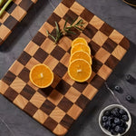 Schneidebrett aus Holz im Schachbrett-Design – Robust und Dekorativ