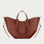 Elegant shoulder bag with generous storage space