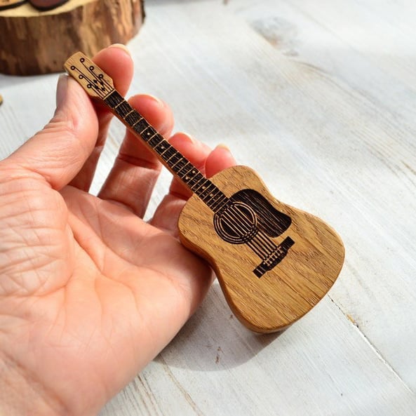 Elegante Holzbox für Gitarrenplektren