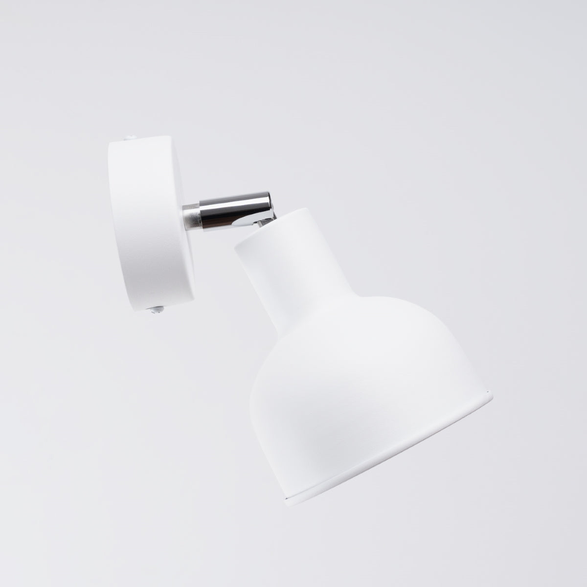 Adjustable Wall Lamp in White – Elegant Lighting for Any Room