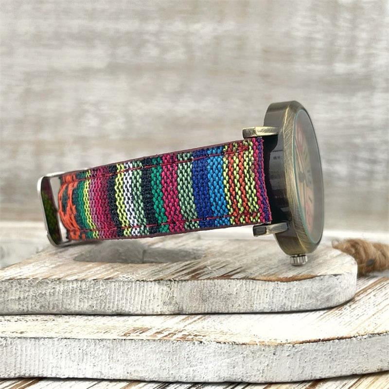 Stylische Armbanduhr mit geflochtenem Textilarmband