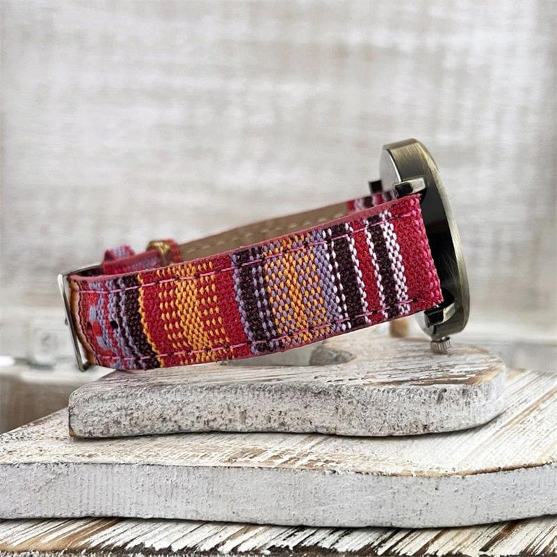 Stylische Armbanduhr mit geflochtenem Textilarmband