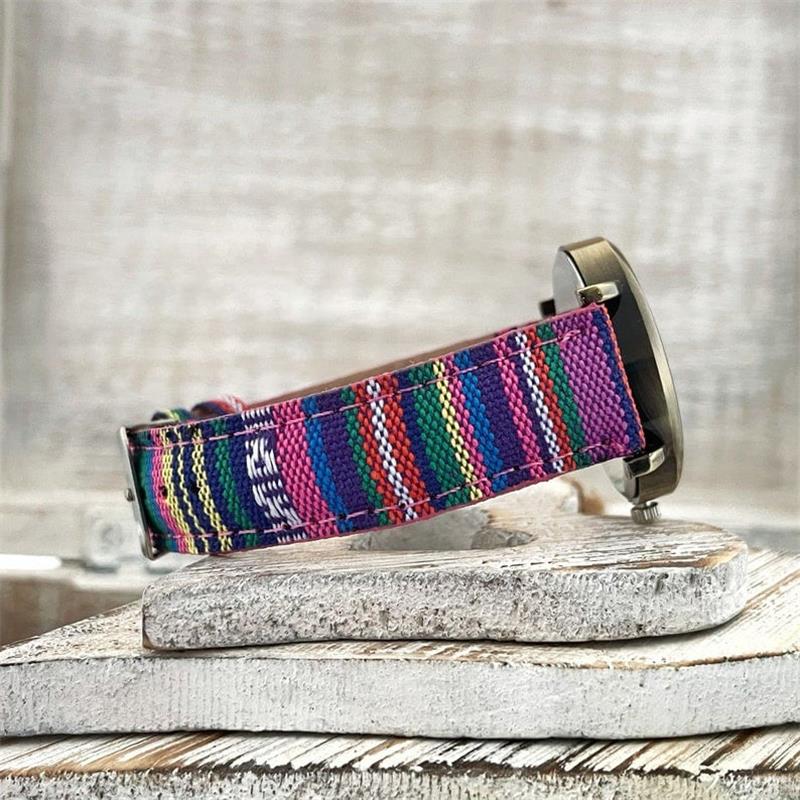 Stylische Armbanduhr mit geflochtenem Textilarmband