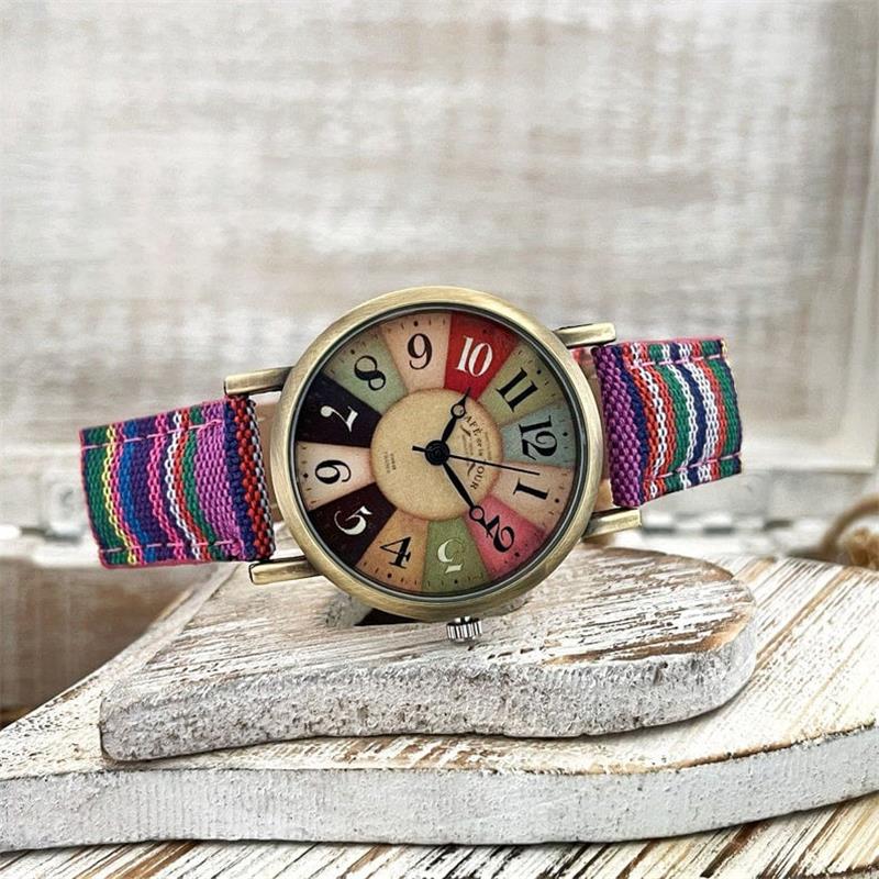 Stylische Armbanduhr mit geflochtenem Textilarmband