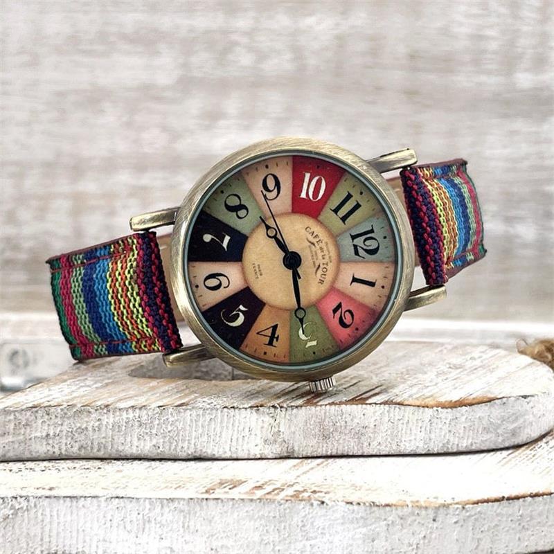 Stylische Armbanduhr mit geflochtenem Textilarmband