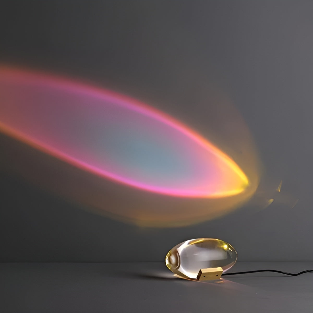 Elegante Tischlampe mit warmem Lichtambiente