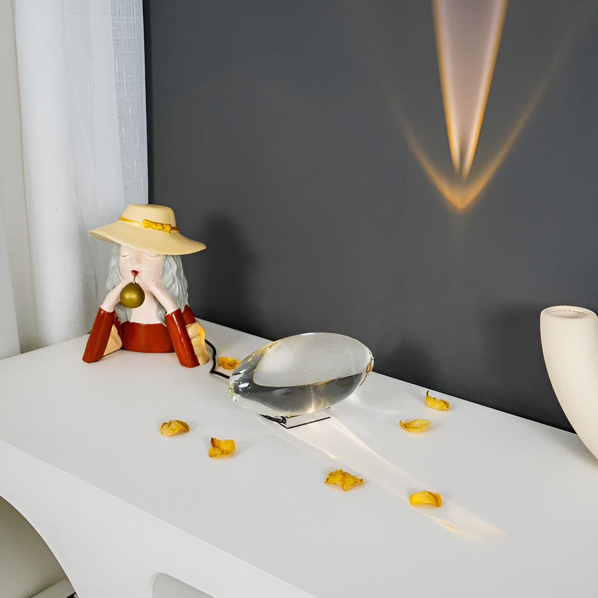 Elegante Tischlampe mit warmem Lichtambiente