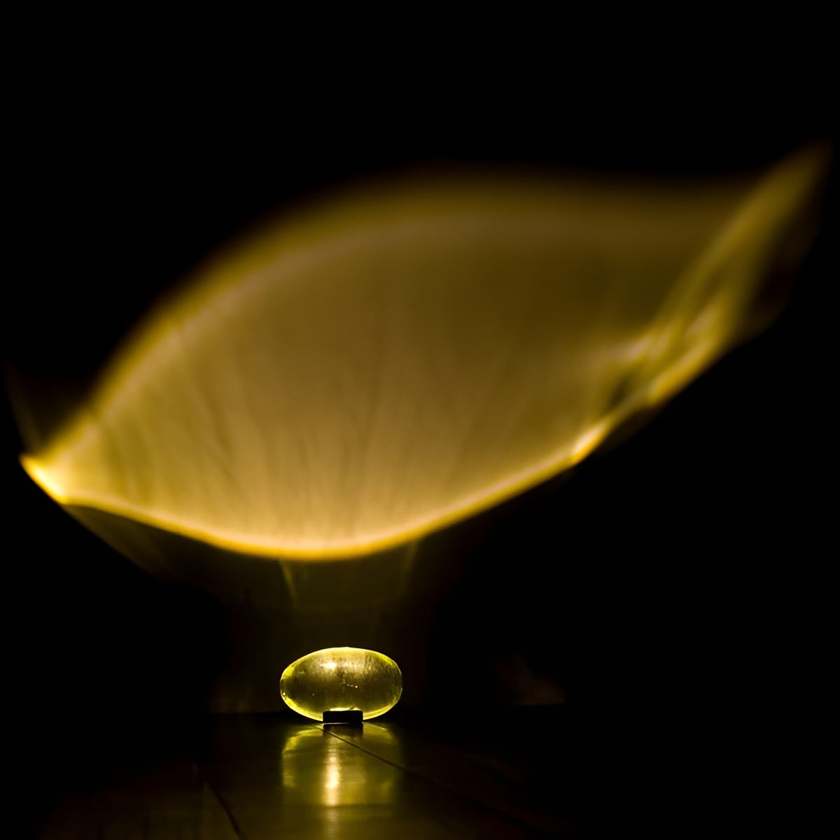 Elegante Tischlampe mit warmem Lichtambiente