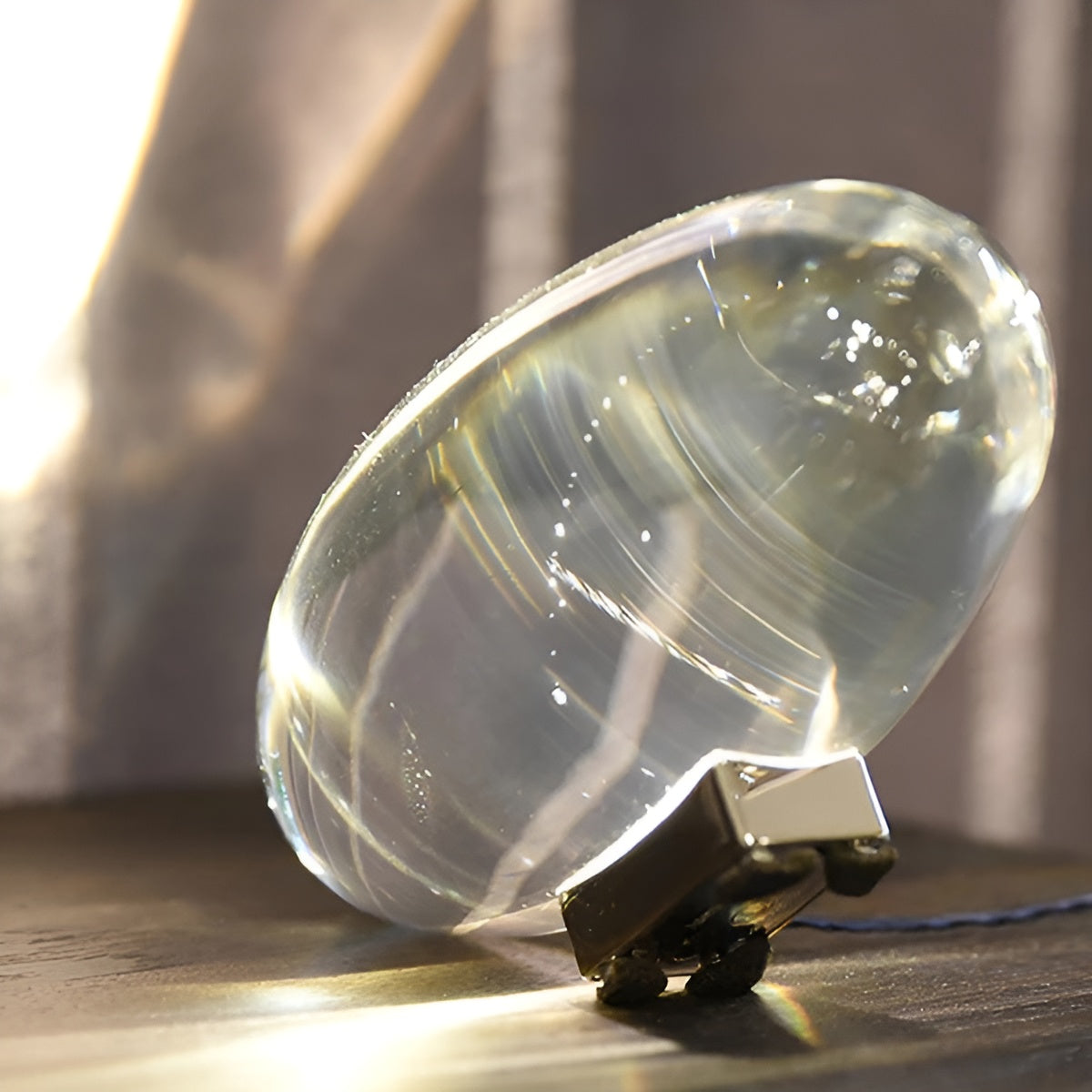 Elegante Tischlampe mit warmem Lichtambiente