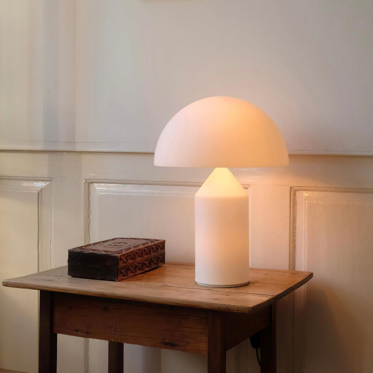 Elegante Metall-Tischlampe im geometrischen Design für jedes Zuhause