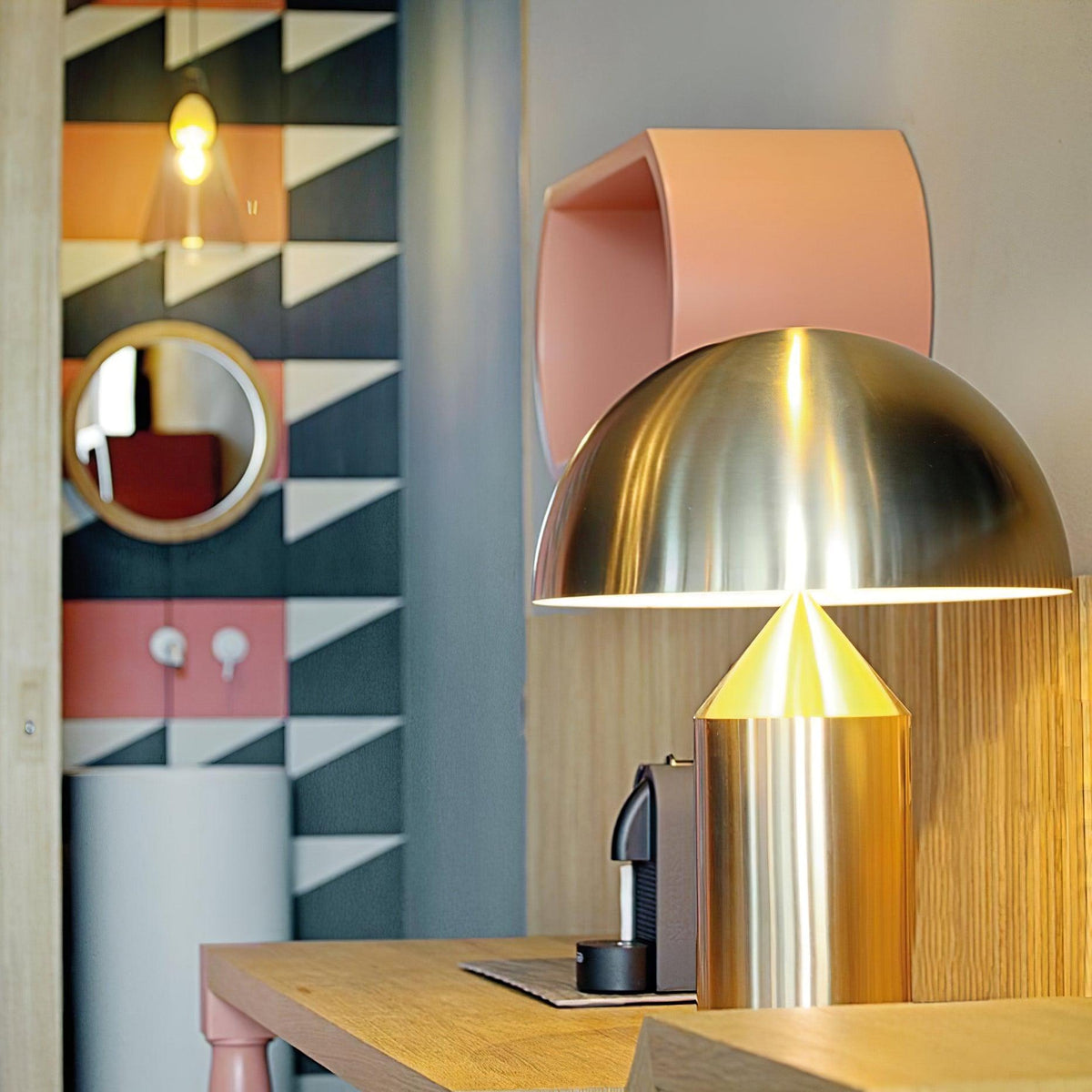 Elegante Metall-Tischlampe im geometrischen Design für jedes Zuhause