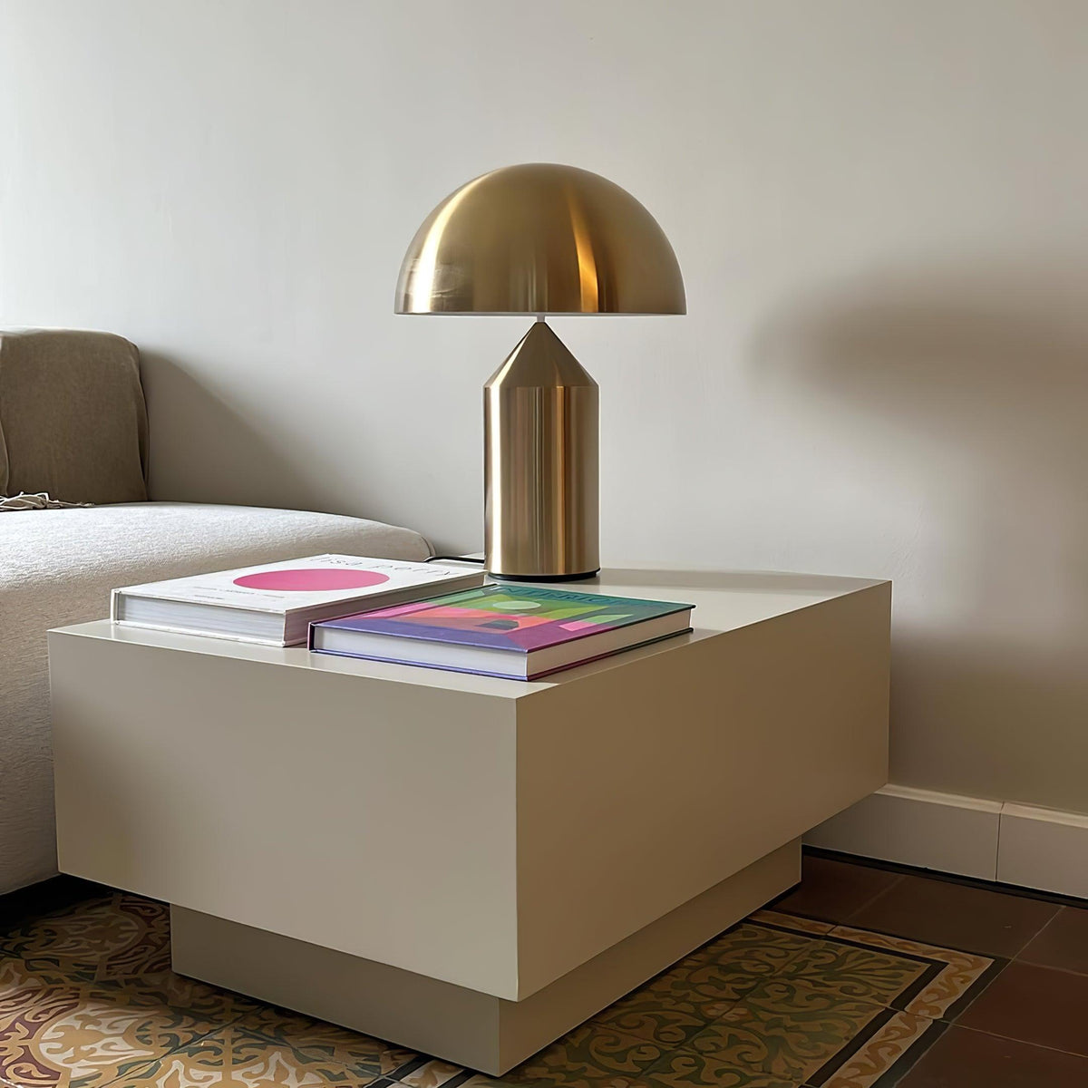 Elegante Metall-Tischlampe im geometrischen Design für jedes Zuhause
