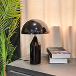 Elegante Metall-Tischlampe im geometrischen Design für jedes Zuhause
