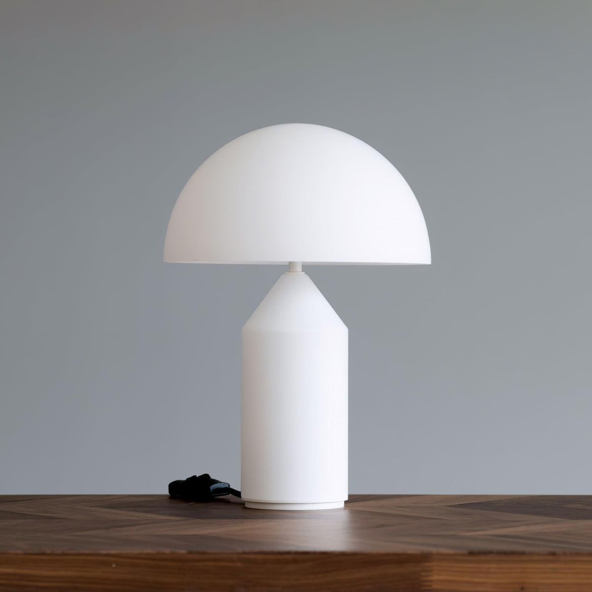 Elegante Metall-Tischlampe im geometrischen Design für jedes Zuhause