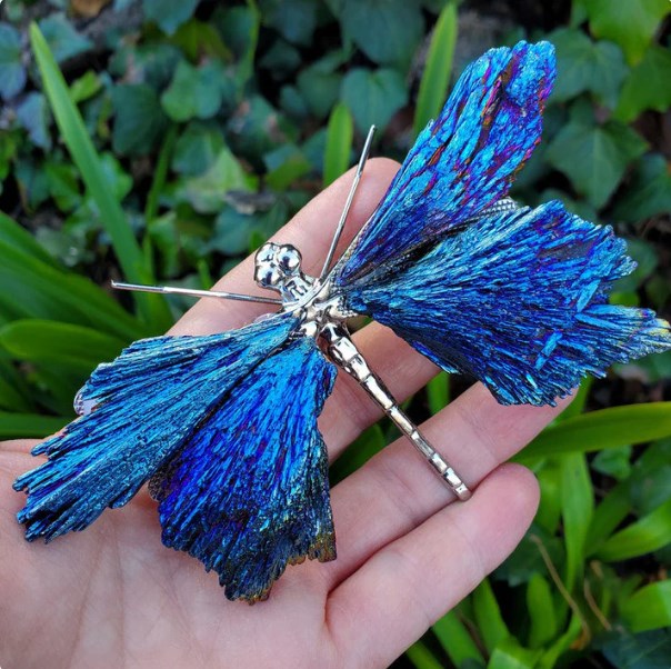 AuraCrafts – Mystischer Drachenflieger aus Tourmalin und Kyanit