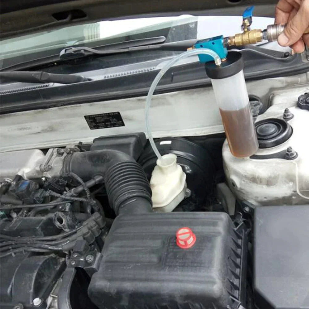 Praktisches Werkzeug zum Wechseln von Bremsflüssigkeit im Auto