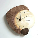 Schlichte Eleganz: Moderne Wanduhr aus Holz