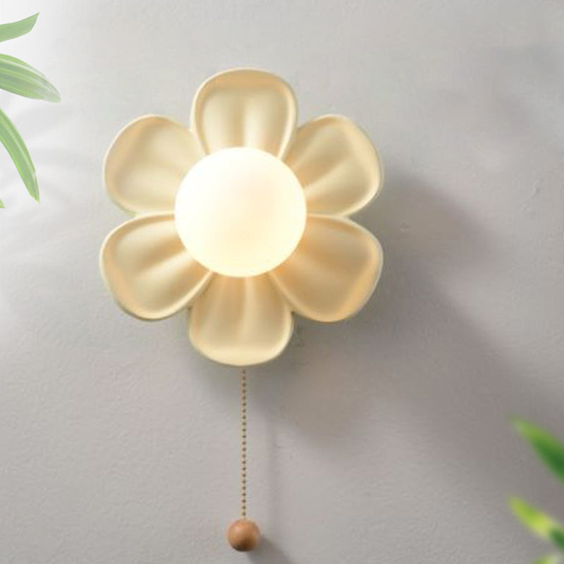 Moderne Dekoschale in Blumenform