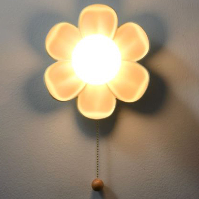 Moderne Dekoschale in Blumenform