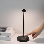 Elegante LED-Tischlampe aus Acryl und Eisen für stilvolle Räume