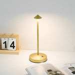 Elegante LED-Tischlampe aus Acryl und Eisen für stilvolle Räume