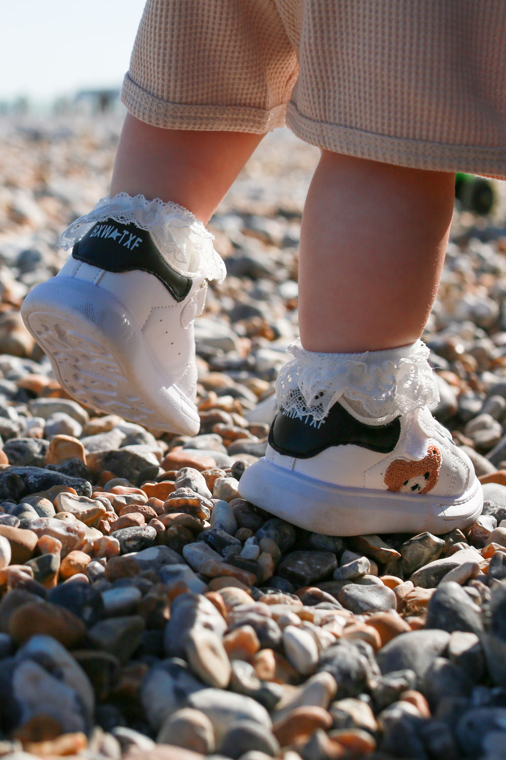 Lauflernschuhe für Kleinkinder mit aktiver Unterstützung
