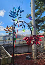 Faszinierender Sommer-Windspinner mit bunten Blumen