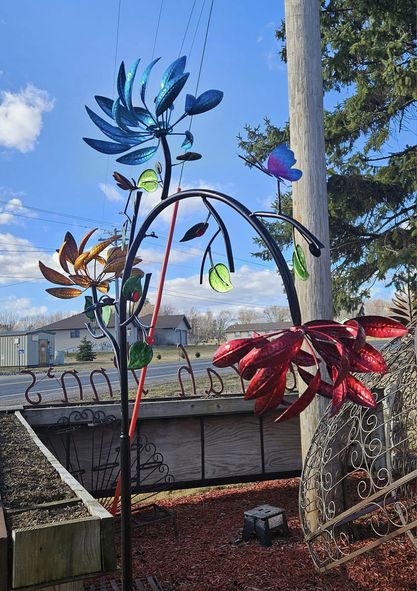 Faszinierender Sommer-Windspinner mit bunten Blumen