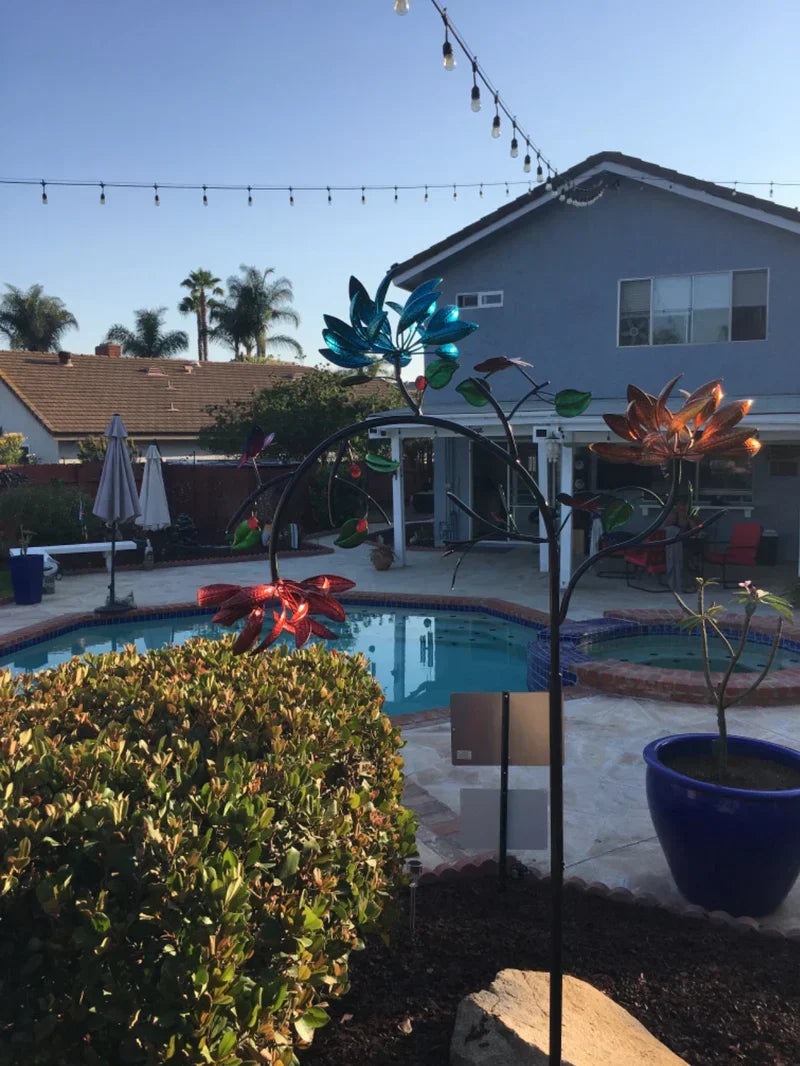 Faszinierender Sommer-Windspinner mit bunten Blumen