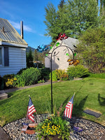 Faszinierender Sommer-Windspinner mit bunten Blumen