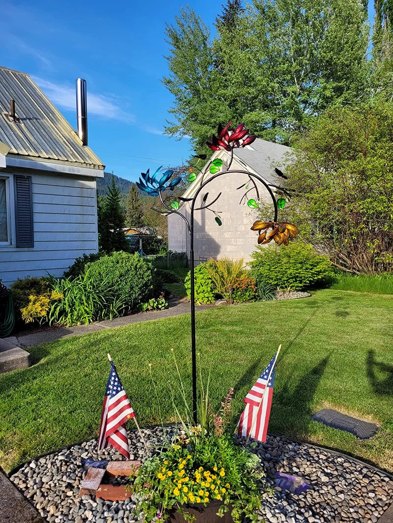 Faszinierender Sommer-Windspinner mit bunten Blumen