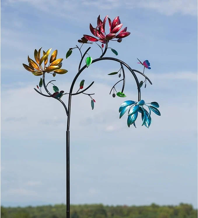 Faszinierender Sommer-Windspinner mit bunten Blumen