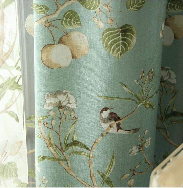 Verdunkelungsvorhänge in Blau mit Blumen- und Vogelmustern