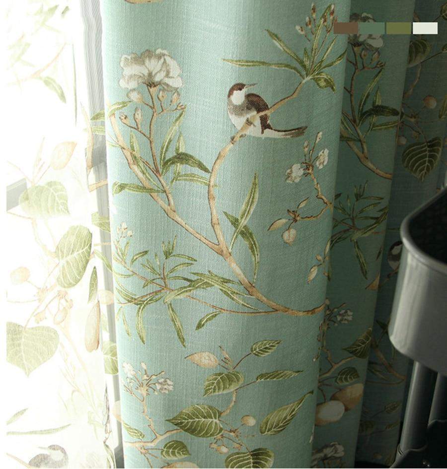 Verdunkelungsvorhänge in Blau mit Blumen- und Vogelmustern