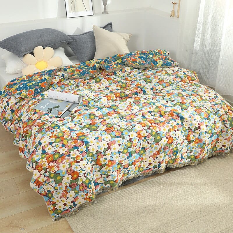 Blumenmotiv Wurfdecke im Landhausstil