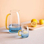 Blaues Glaskrugset mit passendem Trinkglas