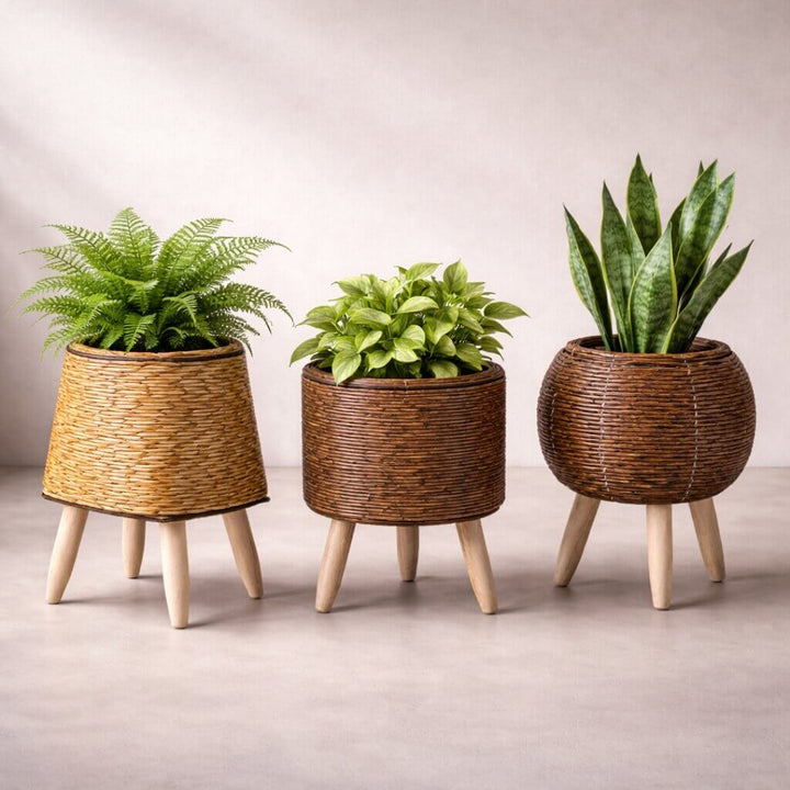 Blumentopf mit Holzfüßen | Trendiges Geflecht-Design für Innen und Außen