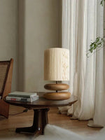 Tischlampe mit Massivholzsockel und Stoffschirm