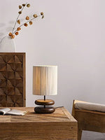 Tischlampe mit Massivholzsockel und Stoffschirm