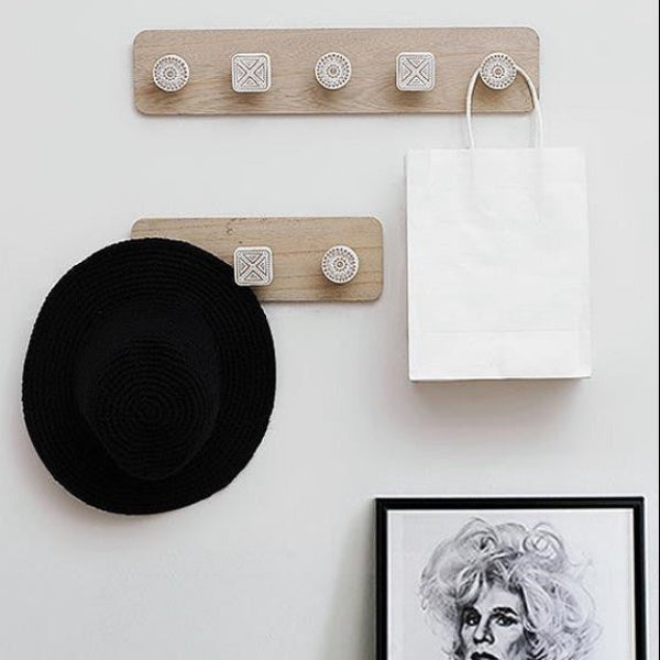 Elegant Wall Hook – Stylish Wooden Hanger for Jackets and Keys
