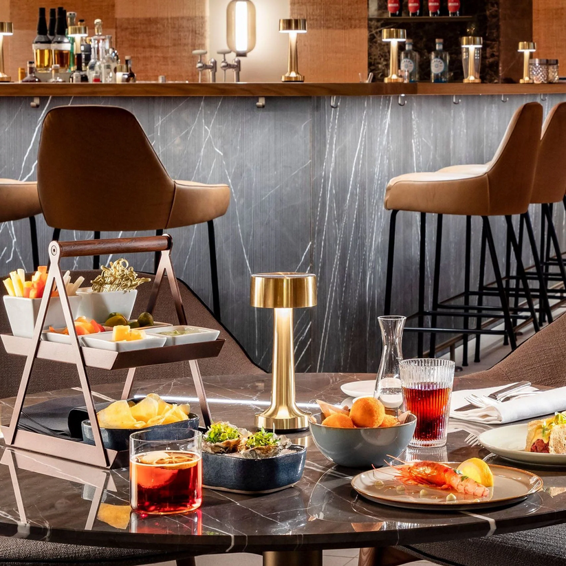 BrassGlow – Tischlampe für Restaurants und Bars