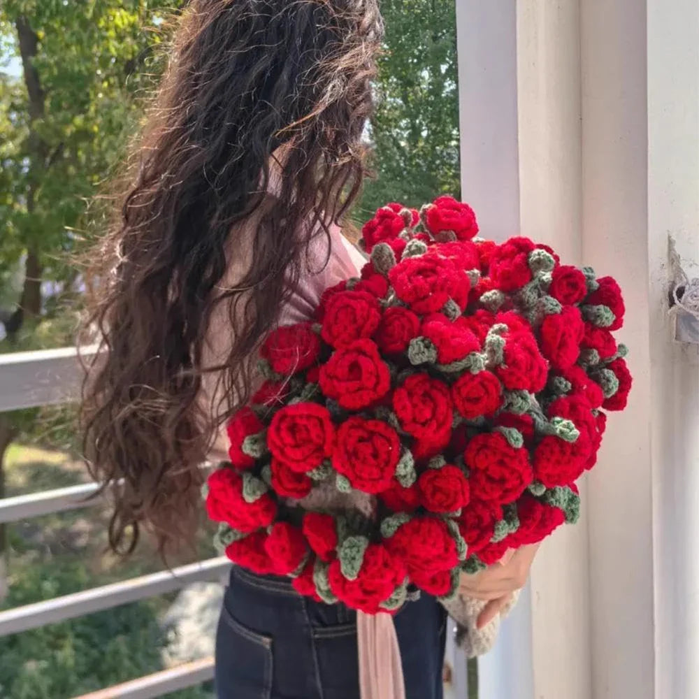 Florale Eleganz – Handgefertigte Tagesdecke mit 3D-Rosenmuster